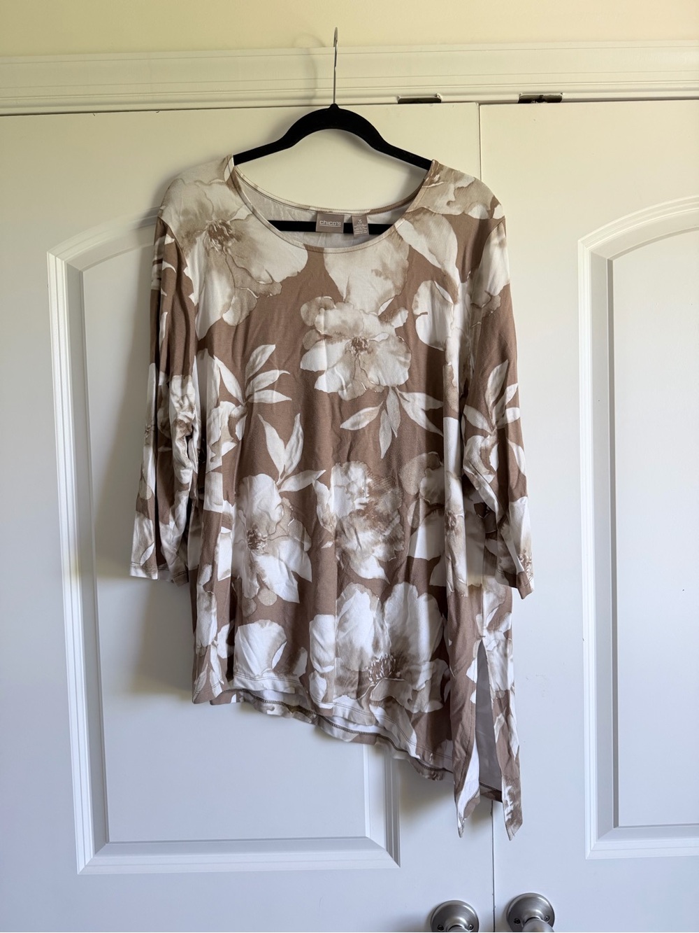 Chico's Size 3 Neutral Floral Top